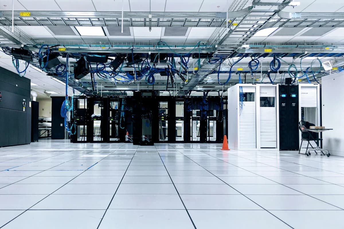 Heller Serverraum mit Racks und Kabeltrassen